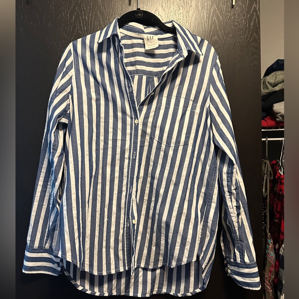 GAP women’s Blue and White Casual Button Down Shirt